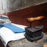 До сих пор вот так гладят вещи в Индии