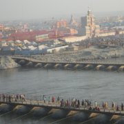 Вся река проложена пантонными мостами